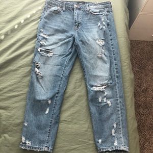 Vervet jeans. Boyfriend fit. Distressed.